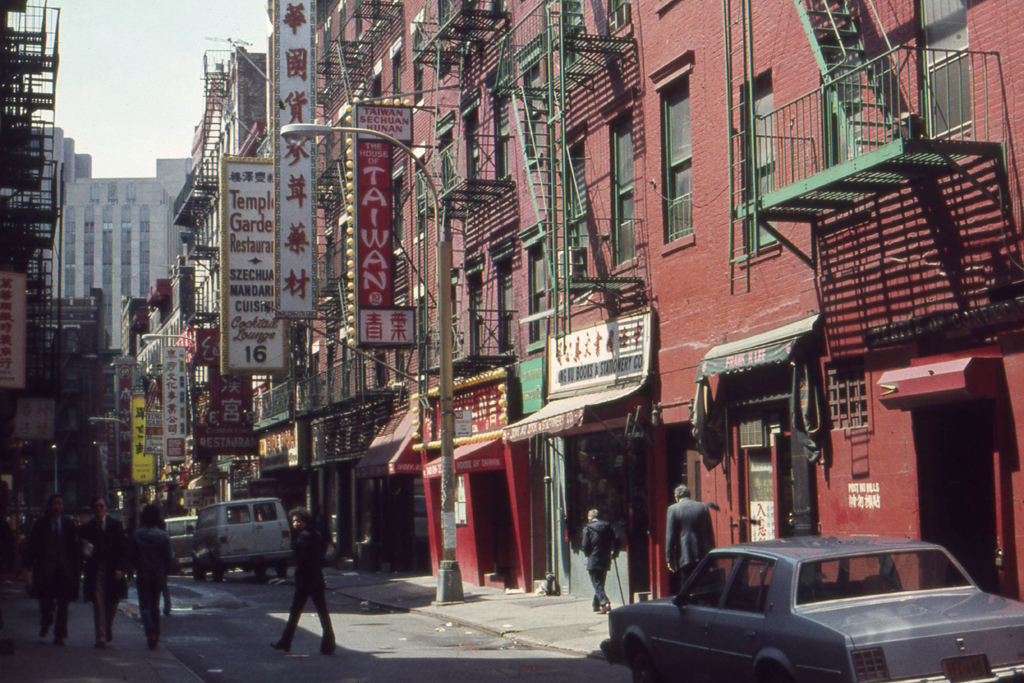 1982-N-06 chinatown dodekop muur FOTO GUSTAVE PETIT